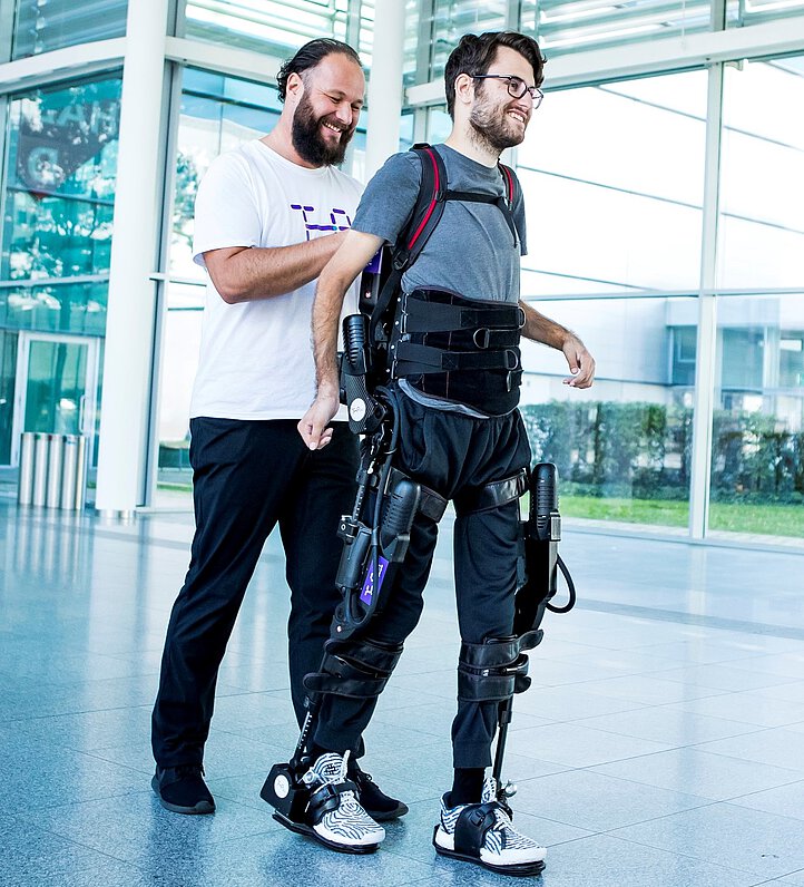 Foto einer Gangtherapie mit dem Exoskelett von tech2people